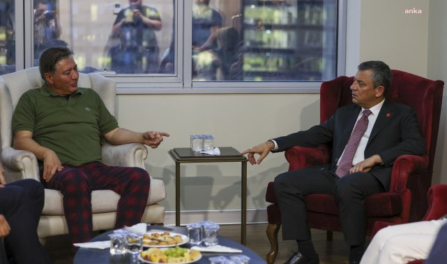 Özgür Özel, Murat Emir'i tedavi gördüğü hastanede ziyaret etti