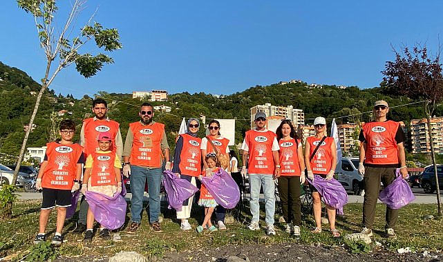 TEMA üyeleri Kozlu sahilinde çöp topladı