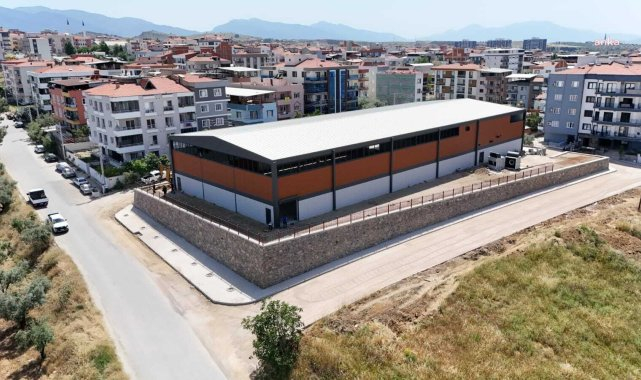 Turgutlu Belediyesi'nce yapımı sürdürülen Mimar Ferdi Zeyrek Spor Kompleksi'nde sona yaklaşıldı