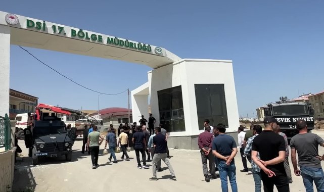 Van'da Şamran Kanalı'na su verilmemesi protesto edildi: Yurttaşlar kuruyan meyveleri DSİ önüne döktü