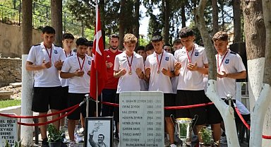 Yunusemre Belediyespor U17 Futbol Takımı, Türkiye şampiyonluğunu, Ferdi Zeyrek'e armağan etti