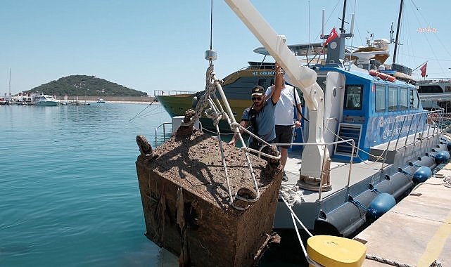 Antalya Büyükşehir Belediyesi, Balıkçı Barınağı'nda deniz dip temizliği yaptı