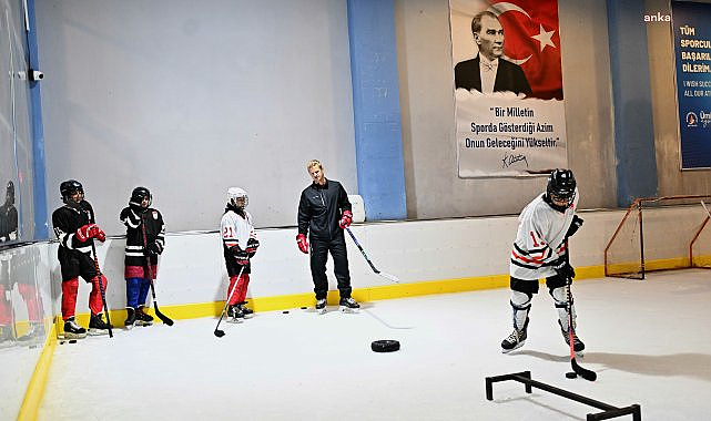 Buz Hokeyi Gelişim Kampı'nın antrenmanları, Muratpaşa Belediyesi'nin buz pistinde yapıldı