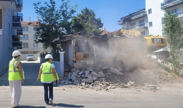 Çankaya'da tehlikeli yapıların yıkımı sürüyor