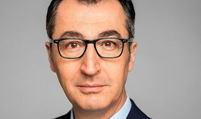 Cem Özdemir: Sosyal medya platformlarının 16 yaşından küçük çocuklar tarafından kullanılması yasaklanmalı