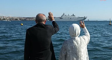 Cumhurbaşkanı Erdoğan, TEKNOFEST Mavi Vatan kapsamında İstanbul Boğazı'ndan geçen gemileri selamladı