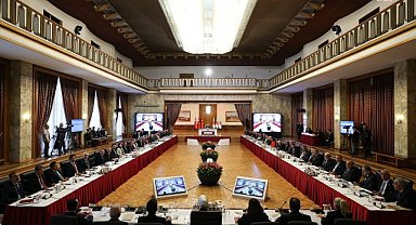 Demokrasi Komisyonunda Turan Taşkın Özer: Yargı eliyle siyasetin dizayn edildiği bir ülkede; barışı, kardeşliği, adaleti beklemek sadece bir temenni olabilir