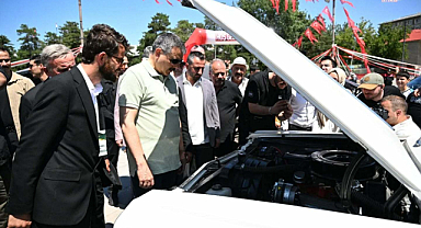 Erzurum Valisi Mustafa Çiftçi, klasik otomobil ile şehir turuna çıktı