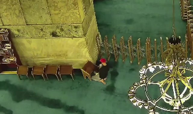 İstanbul Emniyet Müdürlüğü: Ayasofya Camii'nde kitap yakarak halının tutuşmasına neden olan şüpheli tutuklandı