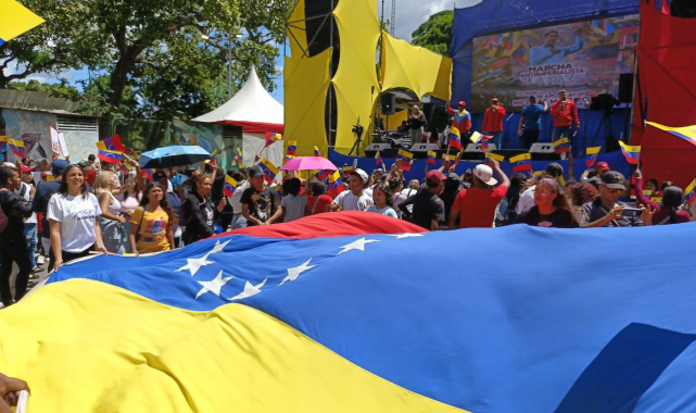 Venezuelalılar, ABD'nin yakalanması için vereceği ödülü 50 milyon dolara çıkarttığı Maduro'ya destek amacıyla sokaklara çıktı
