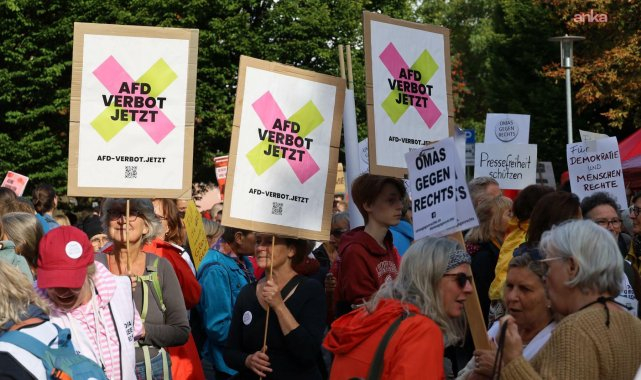 Almanya Tübingen'de "ırkçılara yer yok" mitingi düzenlendi