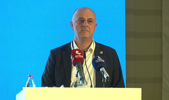 B40 Zirvesinde Ümit Özlale: Z kuşağı, yapay zeka ve dijital göçebe dalgasıyla yüzleşmeliyiz