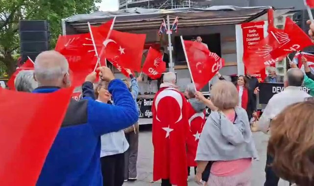 Berlin'de demokrasi, özgürlük ve adalet mitingi düzenlendi