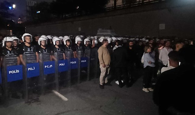 Çevik kuvvetin CHP İstanbul İl Başkanlığı çevresini abluka altına aldığı anlarda Valilik yasak kararını açıkladı