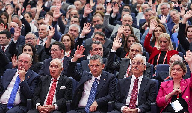 CHP'nin 22'nci Olağanüstü Kurultayında delege yeniden "Özgür Özel" dedi