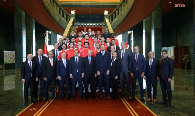 Cumhurbaşkanı Erdoğan, A Milli Takımımızı Cumhurbaşkanlığı'nda kabul etti