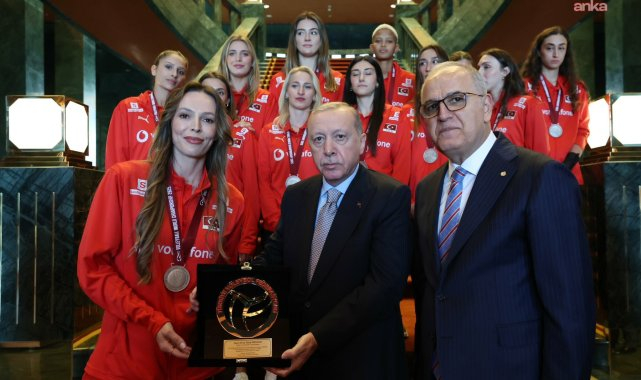 Cumhurbaşkanı Erdoğan, Dünya Şampiyonası'nda gümüş madalya kazanan A Milli Kadın Voleybol Takımını kabul etti