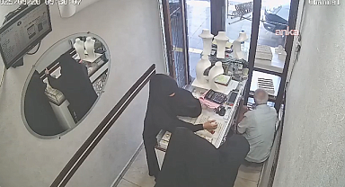 Diyarbakır'da kadınların kuyumcuda 2,5 kilogram altını çalma anı kameraya yansıdı