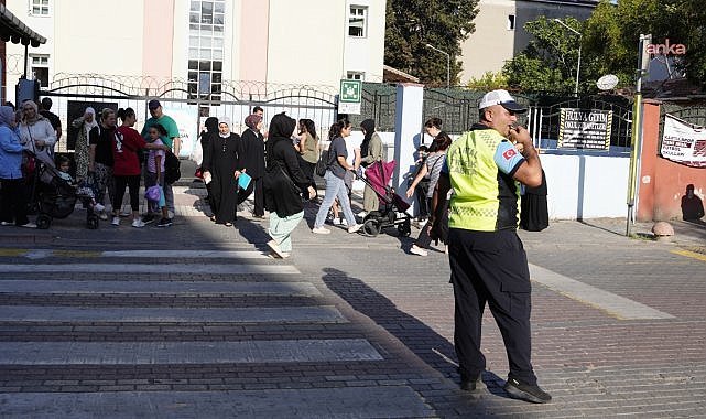 Kartal Belediyesi zabıta ekiplerinden okullarda güvenli trafik uygulaması