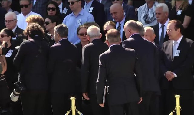 Kemal Kılıçdaroğlu, TBMM'de Cahit Karakaş'ın cenaze törenine katıldı, gazetecilerin ısrarlı sorularını yanıtlamadı