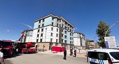 Malatya'da TOKİ işçisi parasını alamadığı iddiasıyla çatıya çıktı