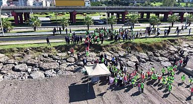 Ortahisar Belediye Başkanı Kaya, Ayasofya sahilinde çocuklarla birlikte çöp topladı