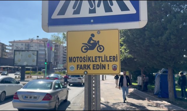 Aksaray'da motosiklet farkındalığı için "Motosikletlileri fark edin" tabelaları asıldı