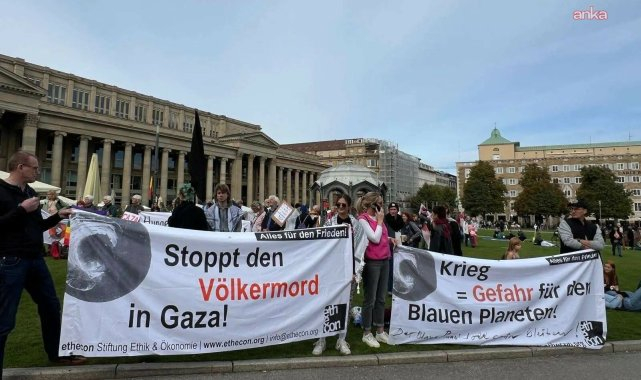 Almanya'nın Stuttgart kentinde binlerce kişi barış için yürüdü