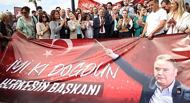 Antalya'da Muhittin Böcek'in doğum günü barış güvercinleriyle kutlandı