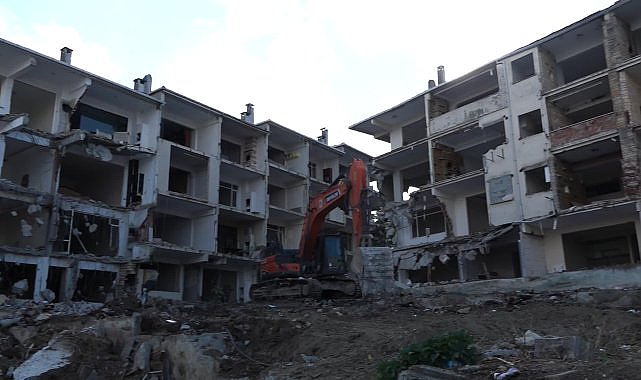 Büyükçekmece'de "çok riskli" statüsündeki bir site daha yıkıldı