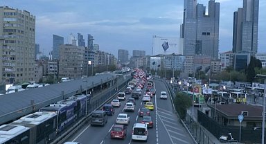 Fırtına ve yağış beklentisiyle okullar erken tatil edildi, trafik yoğunluğu İstanbul'da yüzde 87'ye ulaştı