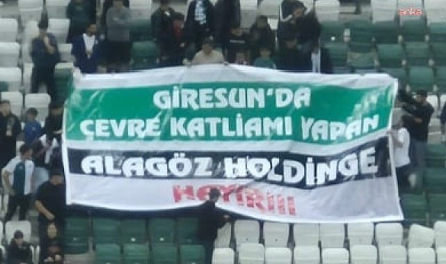 Giresunspor taraftarlarından tribünde çevre protestosu: "Çevre katliamı yapan Alagöz Holding'e hayır"