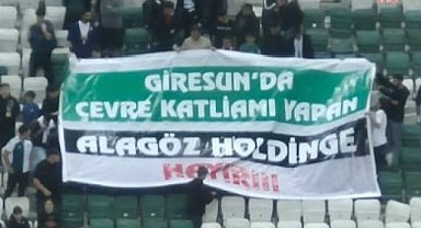 Giresunspor taraftarlarından tribünde çevre protestosu: "Çevre katliamı yapan Alagöz Holding'e hayır"