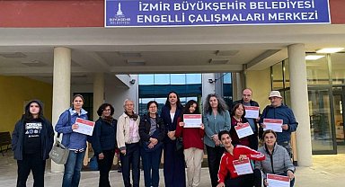 İzmir'de engelli bireyler ve aileleri, Sanatla Terapi Atölyesi'ne katıldı