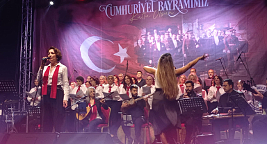 Kartal'da 102. Yıl Coşkusu: Fener Alayı ve Cumhuriyet Konseri