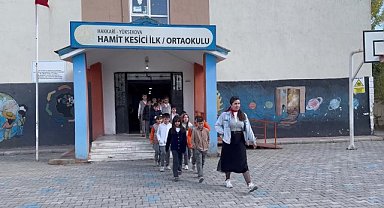 Rabia öğretmenin Konya'dan Hakkari'ye uzanan cumhuriyet sevgisi: 102 ata tohumu toprakla buluştu 