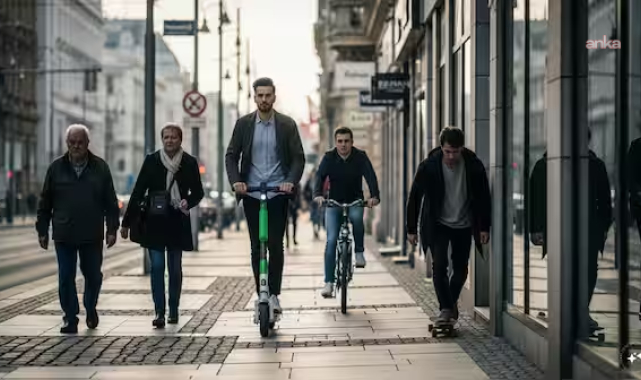 Slovakya'da kaldırımlarda saatte 6 kilometre hız sınırı getiriliyor: "Hızlı" yayalar ve e-scooter kullananlar 2026'dan itibaren ceza alacak