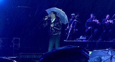 Türkiye Kültür Yolu Festivali'nin son gününde Alişan yağmur altında sahne aldı: