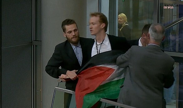 Almanya Federal Meclisi'nde Filistin bayrağı açan ziyaretçi salondan çıkarıldı