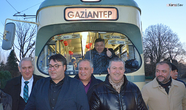 Frankfurt sokaklarında Gaziantep rüzgarı esti, Tramvayda Çiğ Köfte ve Baklava Partisi düzenlendi