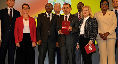 Galatasaray Başkanı Özbek'e 2025 Yılının Frankofon Kişiliği Ödülü verildi