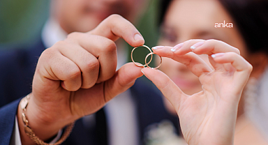 Kadının soyadından sonra sıra kütükte: Kadının kaydının koca hanesine taşınması düzenlemesi AYM önünde