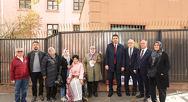 Mahmut Arıkan, Adalet Bakanlığı önünde kursiyer teğmen oğlu için adalet nöbeti tutan anneyi ziyaret etti