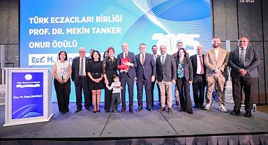 Prof. Dr. Mekin Tanker Onur Ödülü ve Değer Katan Eczacı Ödülü sahiplerini buldu
