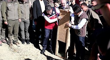 Tunceli'de Bakan Yumaklı'nın doğaya saldığı yavru yaban keçisi protokolün ortasında kaldı
