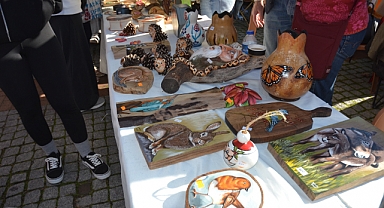 46 yaşındaki Gülay Çolak, resim tutkusuyla engelleri aşıyor