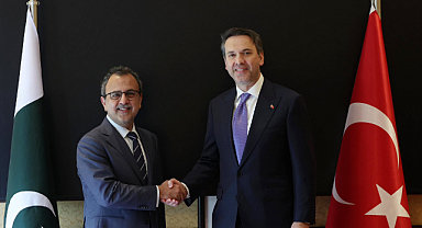 Bakan Bayraktar, Pakistanlı mevkidaşı Elektrikten Sorumlu Enerji Bakanı Leghari ile görüştü