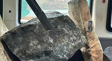 Borçka’da seyir halindeki minibüse yamaçtan kopan kaya düştü