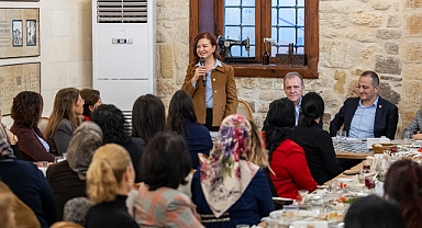 Mersin Büyükşehir Belediye Başkanı Seçer, kadın muhtarlar ile bir araya geldi