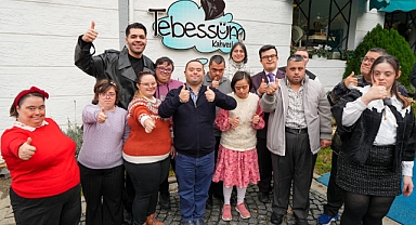 Sanatçı Emir Can İğrek, Üsküdar Tebessüm Kahvesi'ni ziyaret etti